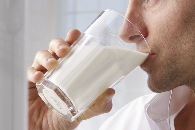 imagina marxismo Artefacto Tomar leche antes de dormir ayuda a conciliar el sueño